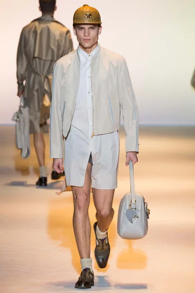 Look 17